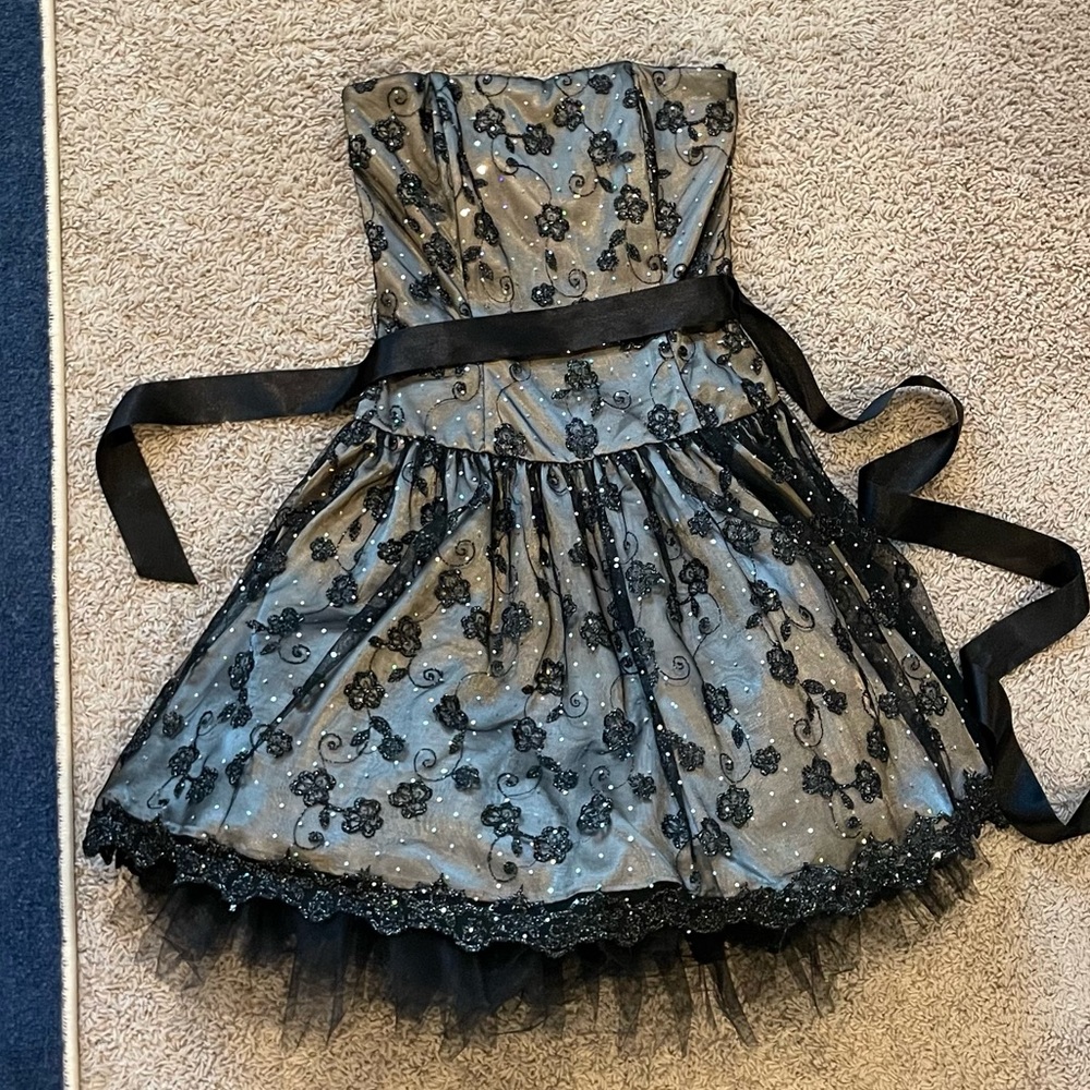 Formal short dress with puffy skirt lined with stiff tulle